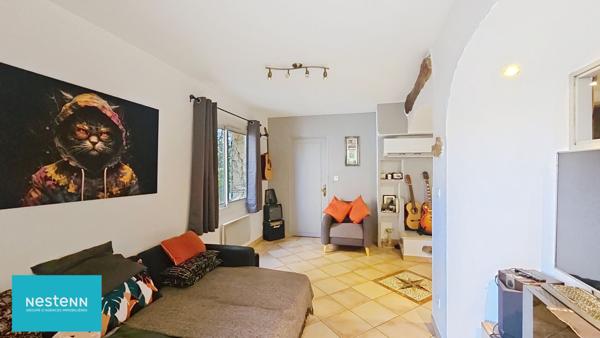 Maison de village de 96m2 avec 3 chambres, terrasse, garage et cave dans le centre de Rougiers.