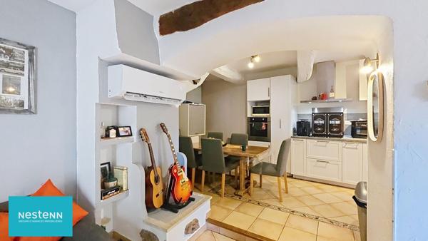 Maison de village de 96m2 avec 3 chambres, terrasse, garage et cave dans le centre de Rougiers.