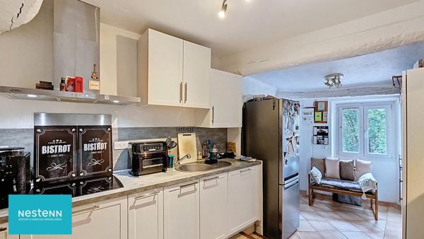 Maison de village de 96m2 avec 3 chambres, terrasse, garage et cave dans le centre de Rougiers.