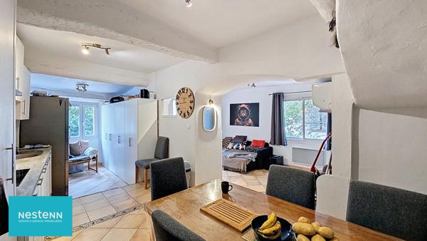 Maison de village de 96m2 avec 3 chambres, terrasse, garage et cave dans le centre de Rougiers.