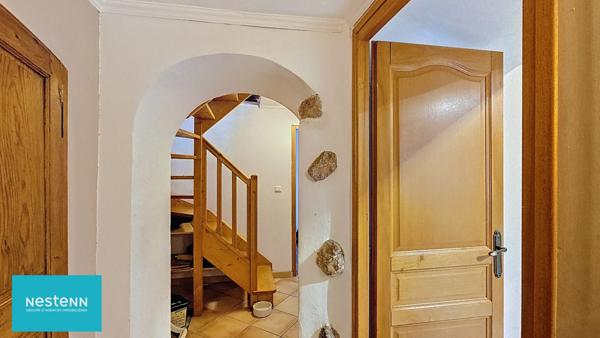 Maison de village de 96m2 avec 3 chambres, terrasse, garage et cave dans le centre de Rougiers.