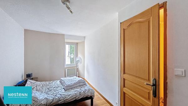 Maison de village de 96m2 avec 3 chambres, terrasse, garage et cave dans le centre de Rougiers.