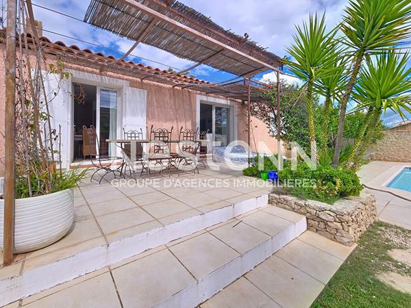Maison de plain-pied 3 chambres à vendre à Saint-Martin-de-Crau avec jardin clos, piscine, terrasse et annexe