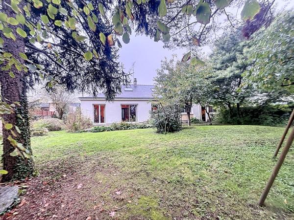 Maison de plain pied à vendre à Murs Erigné à deux pas du centre commercial Hyper U, 4 chambres et un beau terrain arboré
