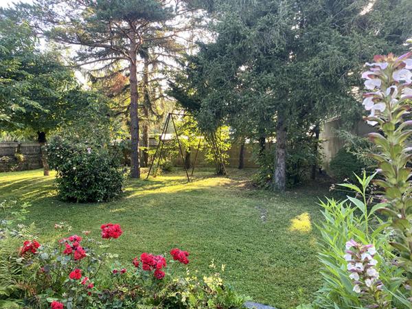 Maison de plain pied à vendre à Murs Erigné à deux pas du centre commercial Hyper U, 4 chambres et un beau terrain arboré