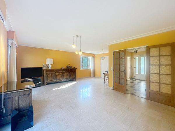 Maison de plain pied à vendre à Murs Erigné à deux pas du centre commercial Hyper U, 4 chambres et un beau terrain arboré