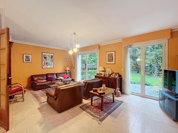 Maison de plain pied à vendre à Murs Erigné à deux pas du centre commercial Hyper U, 4 chambres et un beau terrain arboré