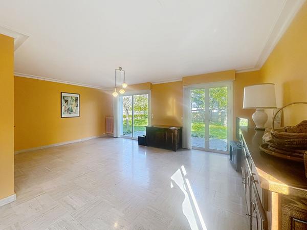 Maison de plain pied à vendre à Murs Erigné à deux pas du centre commercial Hyper U, 4 chambres et un beau terrain arboré