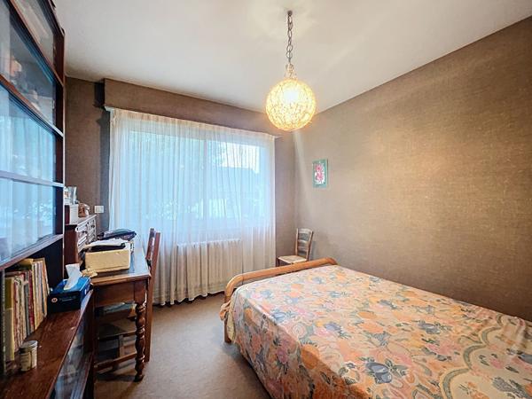 Maison de plain pied à vendre à Murs Erigné à deux pas du centre commercial Hyper U, 4 chambres et un beau terrain arboré