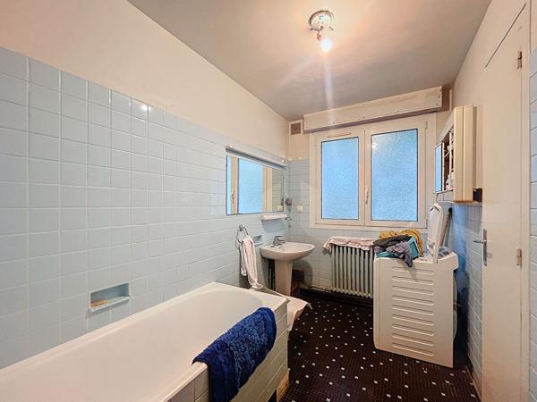 Maison de plain pied à vendre à Murs Erigné à deux pas du centre commercial Hyper U, 4 chambres et un beau terrain arboré