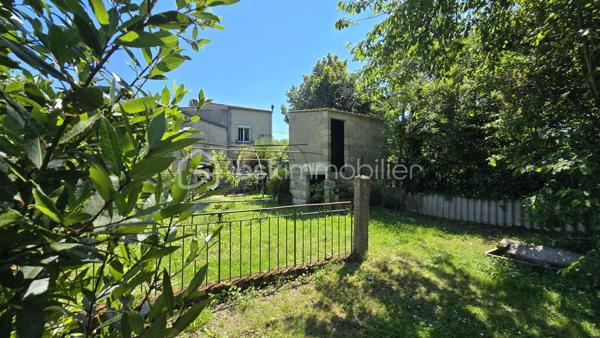 Venez vite découvrir cette charmante maison de 40 m² environ à étage, située dans un secteur calme, chemin privatif. 
Cette maison se situe à Poitiers, 6 minutes de la gare, 5 minutes du centre ville. 
Il est possible de prendre la voiture, ou les transports en communs ou à pieds. Proche de toutes les commodités.

Le bien est implanté sur une surface de 573 m² environ, il est composé :
- Entrée à l'étage par l'escalier
- Première pièce bureau
- Cuisine aménagée, équipée, four , plaque gaz, hotte
- Salon/salle à manger
- Une chambre
- Une salle d'eau, douche et wc sani-broyeur
Au sous sol, accès extérieur,

Points techniques:
- Chauffages électrique
- Volets roulants Electrique
- Huisseries double vitrage en partie, pvc et bois
- Micro station

Extérieur
- Portail
- Jardin clos, arborés, petite foret de bambous et accès ruisseau. 
- Calme sans vis à vis !!

Vous recherchez un bien pour créer votre art, un atelier, faire de la location ou en maison principale ? Appelez moi .
