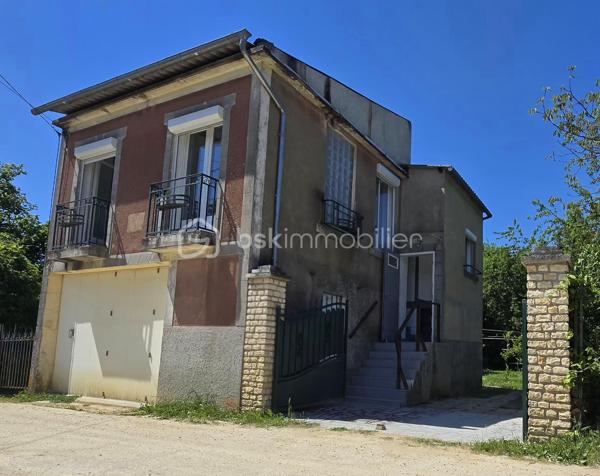 Venez vite découvrir cette charmante maison de 40 m² environ à étage, située dans un secteur calme, chemin privatif. 
Cette maison se situe à Poitiers, 6 minutes de la gare, 5 minutes du centre ville. 
Il est possible de prendre la voiture, ou les transports en communs ou à pieds. Proche de toutes les commodités.

Le bien est implanté sur une surface de 573 m² environ, il est composé :
- Entrée à l'étage par l'escalier
- Première pièce bureau
- Cuisine aménagée, équipée, four , plaque gaz, hotte
- Salon/salle à manger
- Une chambre
- Une salle d'eau, douche et wc sani-broyeur
Au sous sol, accès extérieur,

Points techniques:
- Chauffages électrique
- Volets roulants Electrique
- Huisseries double vitrage en partie, pvc et bois
- Micro station

Extérieur
- Portail
- Jardin clos, arborés, petite foret de bambous et accès ruisseau. 
- Calme sans vis à vis !!

Vous recherchez un bien pour créer votre art, un atelier, faire de la location ou en maison principale ? Appelez moi .