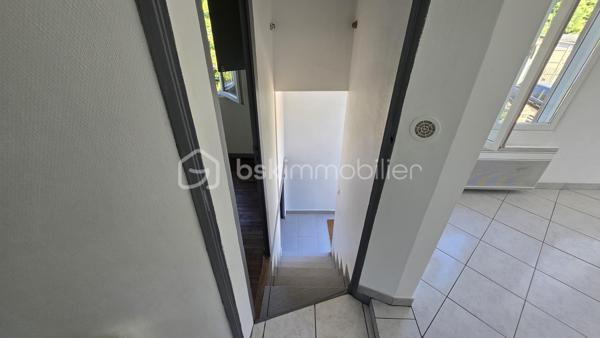 Venez vite découvrir cette charmante maison de 40 m² environ à étage, située dans un secteur calme, chemin privatif. 
Cette maison se situe à Poitiers, 6 minutes de la gare, 5 minutes du centre ville. 
Il est possible de prendre la voiture, ou les transports en communs ou à pieds. Proche de toutes les commodités.

Le bien est implanté sur une surface de 573 m² environ, il est composé :
- Entrée à l'étage par l'escalier
- Première pièce bureau
- Cuisine aménagée, équipée, four , plaque gaz, hotte
- Salon/salle à manger
- Une chambre
- Une salle d'eau, douche et wc sani-broyeur
Au sous sol, accès extérieur,

Points techniques:
- Chauffages électrique
- Volets roulants Electrique
- Huisseries double vitrage en partie, pvc et bois
- Micro station

Extérieur
- Portail
- Jardin clos, arborés, petite foret de bambous et accès ruisseau. 
- Calme sans vis à vis !!

Vous recherchez un bien pour créer votre art, un atelier, faire de la location ou en maison principale ? Appelez moi .