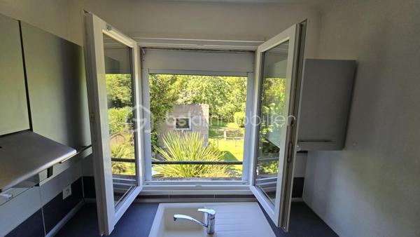 Venez vite découvrir cette charmante maison de 40 m² environ à étage, située dans un secteur calme, chemin privatif. 
Cette maison se situe à Poitiers, 6 minutes de la gare, 5 minutes du centre ville. 
Il est possible de prendre la voiture, ou les transports en communs ou à pieds. Proche de toutes les commodités.

Le bien est implanté sur une surface de 573 m² environ, il est composé :
- Entrée à l'étage par l'escalier
- Première pièce bureau
- Cuisine aménagée, équipée, four , plaque gaz, hotte
- Salon/salle à manger
- Une chambre
- Une salle d'eau, douche et wc sani-broyeur
Au sous sol, accès extérieur,

Points techniques:
- Chauffages électrique
- Volets roulants Electrique
- Huisseries double vitrage en partie, pvc et bois
- Micro station

Extérieur
- Portail
- Jardin clos, arborés, petite foret de bambous et accès ruisseau. 
- Calme sans vis à vis !!

Vous recherchez un bien pour créer votre art, un atelier, faire de la location ou en maison principale ? Appelez moi .