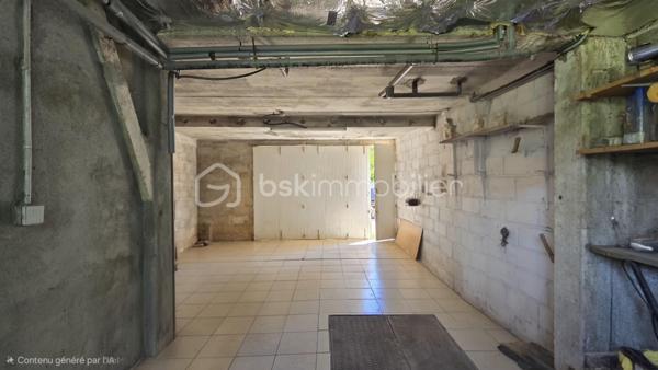 Venez vite découvrir cette charmante maison de 40 m² environ à étage, située dans un secteur calme, chemin privatif. 
Cette maison se situe à Poitiers, 6 minutes de la gare, 5 minutes du centre ville. 
Il est possible de prendre la voiture, ou les transports en communs ou à pieds. Proche de toutes les commodités.

Le bien est implanté sur une surface de 573 m² environ, il est composé :
- Entrée à l'étage par l'escalier
- Première pièce bureau
- Cuisine aménagée, équipée, four , plaque gaz, hotte
- Salon/salle à manger
- Une chambre
- Une salle d'eau, douche et wc sani-broyeur
Au sous sol, accès extérieur,

Points techniques:
- Chauffages électrique
- Volets roulants Electrique
- Huisseries double vitrage en partie, pvc et bois
- Micro station

Extérieur
- Portail
- Jardin clos, arborés, petite foret de bambous et accès ruisseau. 
- Calme sans vis à vis !!

Vous recherchez un bien pour créer votre art, un atelier, faire de la location ou en maison principale ? Appelez moi .