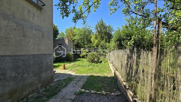 Venez vite découvrir cette charmante maison de 40 m² environ à étage, située dans un secteur calme, chemin privatif. 
Cette maison se situe à Poitiers, 6 minutes de la gare, 5 minutes du centre ville. 
Il est possible de prendre la voiture, ou les transports en communs ou à pieds. Proche de toutes les commodités.

Le bien est implanté sur une surface de 573 m² environ, il est composé :
- Entrée à l'étage par l'escalier
- Première pièce bureau
- Cuisine aménagée, équipée, four , plaque gaz, hotte
- Salon/salle à manger
- Une chambre
- Une salle d'eau, douche et wc sani-broyeur
Au sous sol, accès extérieur,

Points techniques:
- Chauffages électrique
- Volets roulants Electrique
- Huisseries double vitrage en partie, pvc et bois
- Micro station

Extérieur
- Portail
- Jardin clos, arborés, petite foret de bambous et accès ruisseau. 
- Calme sans vis à vis !!

Vous recherchez un bien pour créer votre art, un atelier, faire de la location ou en maison principale ? Appelez moi .