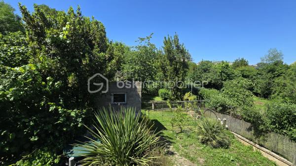 Venez vite découvrir cette charmante maison de 40 m² environ à étage, située dans un secteur calme, chemin privatif. 
Cette maison se situe à Poitiers, 6 minutes de la gare, 5 minutes du centre ville. 
Il est possible de prendre la voiture, ou les transports en communs ou à pieds. Proche de toutes les commodités.

Le bien est implanté sur une surface de 573 m² environ, il est composé :
- Entrée à l'étage par l'escalier
- Première pièce bureau
- Cuisine aménagée, équipée, four , plaque gaz, hotte
- Salon/salle à manger
- Une chambre
- Une salle d'eau, douche et wc sani-broyeur
Au sous sol, accès extérieur,

Points techniques:
- Chauffages électrique
- Volets roulants Electrique
- Huisseries double vitrage en partie, pvc et bois
- Micro station

Extérieur
- Portail
- Jardin clos, arborés, petite foret de bambous et accès ruisseau. 
- Calme sans vis à vis !!

Vous recherchez un bien pour créer votre art, un atelier, faire de la location ou en maison principale ? Appelez moi .