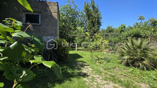 Venez vite découvrir cette charmante maison de 40 m² environ à étage, située dans un secteur calme, chemin privatif. 
Cette maison se situe à Poitiers, 6 minutes de la gare, 5 minutes du centre ville. 
Il est possible de prendre la voiture, ou les transports en communs ou à pieds. Proche de toutes les commodités.

Le bien est implanté sur une surface de 573 m² environ, il est composé :
- Entrée à l'étage par l'escalier
- Première pièce bureau
- Cuisine aménagée, équipée, four , plaque gaz, hotte
- Salon/salle à manger
- Une chambre
- Une salle d'eau, douche et wc sani-broyeur
Au sous sol, accès extérieur,

Points techniques:
- Chauffages électrique
- Volets roulants Electrique
- Huisseries double vitrage en partie, pvc et bois
- Micro station

Extérieur
- Portail
- Jardin clos, arborés, petite foret de bambous et accès ruisseau. 
- Calme sans vis à vis !!

Vous recherchez un bien pour créer votre art, un atelier, faire de la location ou en maison principale ? Appelez moi .