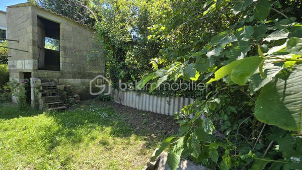 Venez vite découvrir cette charmante maison de 40 m² environ à étage, située dans un secteur calme, chemin privatif. 
Cette maison se situe à Poitiers, 6 minutes de la gare, 5 minutes du centre ville. 
Il est possible de prendre la voiture, ou les transports en communs ou à pieds. Proche de toutes les commodités.

Le bien est implanté sur une surface de 573 m² environ, il est composé :
- Entrée à l'étage par l'escalier
- Première pièce bureau
- Cuisine aménagée, équipée, four , plaque gaz, hotte
- Salon/salle à manger
- Une chambre
- Une salle d'eau, douche et wc sani-broyeur
Au sous sol, accès extérieur,

Points techniques:
- Chauffages électrique
- Volets roulants Electrique
- Huisseries double vitrage en partie, pvc et bois
- Micro station

Extérieur
- Portail
- Jardin clos, arborés, petite foret de bambous et accès ruisseau. 
- Calme sans vis à vis !!

Vous recherchez un bien pour créer votre art, un atelier, faire de la location ou en maison principale ? Appelez moi .