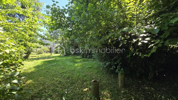 Venez vite découvrir cette charmante maison de 40 m² environ à étage, située dans un secteur calme, chemin privatif. 
Cette maison se situe à Poitiers, 6 minutes de la gare, 5 minutes du centre ville. 
Il est possible de prendre la voiture, ou les transports en communs ou à pieds. Proche de toutes les commodités.

Le bien est implanté sur une surface de 573 m² environ, il est composé :
- Entrée à l'étage par l'escalier
- Première pièce bureau
- Cuisine aménagée, équipée, four , plaque gaz, hotte
- Salon/salle à manger
- Une chambre
- Une salle d'eau, douche et wc sani-broyeur
Au sous sol, accès extérieur,

Points techniques:
- Chauffages électrique
- Volets roulants Electrique
- Huisseries double vitrage en partie, pvc et bois
- Micro station

Extérieur
- Portail
- Jardin clos, arborés, petite foret de bambous et accès ruisseau. 
- Calme sans vis à vis !!

Vous recherchez un bien pour créer votre art, un atelier, faire de la location ou en maison principale ? Appelez moi .
