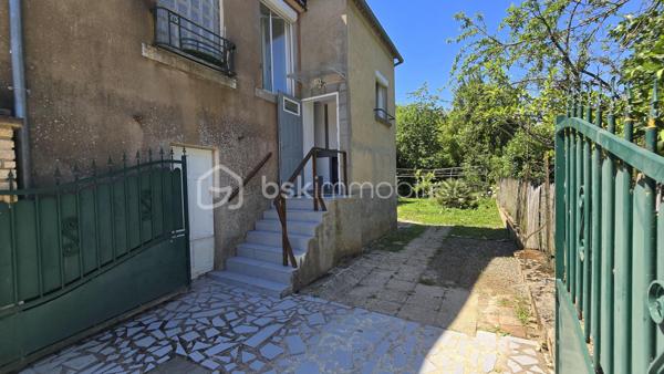 Venez vite découvrir cette charmante maison de 40 m² environ à étage, située dans un secteur calme, chemin privatif. 
Cette maison se situe à Poitiers, 6 minutes de la gare, 5 minutes du centre ville. 
Il est possible de prendre la voiture, ou les transports en communs ou à pieds. Proche de toutes les commodités.

Le bien est implanté sur une surface de 573 m² environ, il est composé :
- Entrée à l'étage par l'escalier
- Première pièce bureau
- Cuisine aménagée, équipée, four , plaque gaz, hotte
- Salon/salle à manger
- Une chambre
- Une salle d'eau, douche et wc sani-broyeur
Au sous sol, accès extérieur,

Points techniques:
- Chauffages électrique
- Volets roulants Electrique
- Huisseries double vitrage en partie, pvc et bois
- Micro station

Extérieur
- Portail
- Jardin clos, arborés, petite foret de bambous et accès ruisseau. 
- Calme sans vis à vis !!

Vous recherchez un bien pour créer votre art, un atelier, faire de la location ou en maison principale ? Appelez moi .