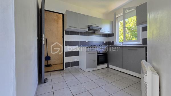 Venez vite découvrir cette charmante maison de 40 m² environ à étage, située dans un secteur calme, chemin privatif. 
Cette maison se situe à Poitiers, 6 minutes de la gare, 5 minutes du centre ville. 
Il est possible de prendre la voiture, ou les transports en communs ou à pieds. Proche de toutes les commodités.

Le bien est implanté sur une surface de 573 m² environ, il est composé :
- Entrée à l'étage par l'escalier
- Première pièce bureau
- Cuisine aménagée, équipée, four , plaque gaz, hotte
- Salon/salle à manger
- Une chambre
- Une salle d'eau, douche et wc sani-broyeur
Au sous sol, accès extérieur,

Points techniques:
- Chauffages électrique
- Volets roulants Electrique
- Huisseries double vitrage en partie, pvc et bois
- Micro station

Extérieur
- Portail
- Jardin clos, arborés, petite foret de bambous et accès ruisseau. 
- Calme sans vis à vis !!

Vous recherchez un bien pour créer votre art, un atelier, faire de la location ou en maison principale ? Appelez moi .