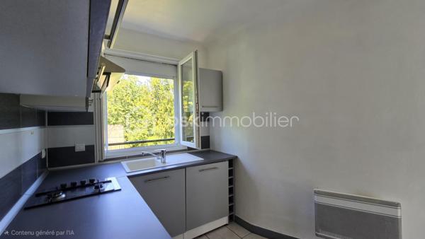 Venez vite découvrir cette charmante maison de 40 m² environ à étage, située dans un secteur calme, chemin privatif. 
Cette maison se situe à Poitiers, 6 minutes de la gare, 5 minutes du centre ville. 
Il est possible de prendre la voiture, ou les transports en communs ou à pieds. Proche de toutes les commodités.

Le bien est implanté sur une surface de 573 m² environ, il est composé :
- Entrée à l'étage par l'escalier
- Première pièce bureau
- Cuisine aménagée, équipée, four , plaque gaz, hotte
- Salon/salle à manger
- Une chambre
- Une salle d'eau, douche et wc sani-broyeur
Au sous sol, accès extérieur,

Points techniques:
- Chauffages électrique
- Volets roulants Electrique
- Huisseries double vitrage en partie, pvc et bois
- Micro station

Extérieur
- Portail
- Jardin clos, arborés, petite foret de bambous et accès ruisseau. 
- Calme sans vis à vis !!

Vous recherchez un bien pour créer votre art, un atelier, faire de la location ou en maison principale ? Appelez moi .