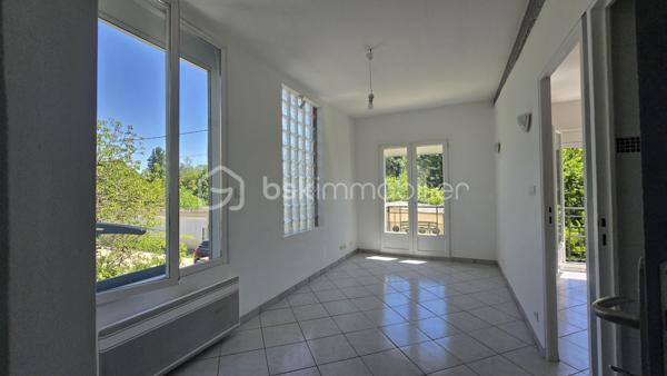 Venez vite découvrir cette charmante maison de 40 m² environ à étage, située dans un secteur calme, chemin privatif. 
Cette maison se situe à Poitiers, 6 minutes de la gare, 5 minutes du centre ville. 
Il est possible de prendre la voiture, ou les transports en communs ou à pieds. Proche de toutes les commodités.

Le bien est implanté sur une surface de 573 m² environ, il est composé :
- Entrée à l'étage par l'escalier
- Première pièce bureau
- Cuisine aménagée, équipée, four , plaque gaz, hotte
- Salon/salle à manger
- Une chambre
- Une salle d'eau, douche et wc sani-broyeur
Au sous sol, accès extérieur,

Points techniques:
- Chauffages électrique
- Volets roulants Electrique
- Huisseries double vitrage en partie, pvc et bois
- Micro station

Extérieur
- Portail
- Jardin clos, arborés, petite foret de bambous et accès ruisseau. 
- Calme sans vis à vis !!

Vous recherchez un bien pour créer votre art, un atelier, faire de la location ou en maison principale ? Appelez moi .