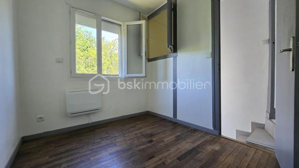 Venez vite découvrir cette charmante maison de 40 m² environ à étage, située dans un secteur calme, chemin privatif. 
Cette maison se situe à Poitiers, 6 minutes de la gare, 5 minutes du centre ville. 
Il est possible de prendre la voiture, ou les transports en communs ou à pieds. Proche de toutes les commodités.

Le bien est implanté sur une surface de 573 m² environ, il est composé :
- Entrée à l'étage par l'escalier
- Première pièce bureau
- Cuisine aménagée, équipée, four , plaque gaz, hotte
- Salon/salle à manger
- Une chambre
- Une salle d'eau, douche et wc sani-broyeur
Au sous sol, accès extérieur,

Points techniques:
- Chauffages électrique
- Volets roulants Electrique
- Huisseries double vitrage en partie, pvc et bois
- Micro station

Extérieur
- Portail
- Jardin clos, arborés, petite foret de bambous et accès ruisseau. 
- Calme sans vis à vis !!

Vous recherchez un bien pour créer votre art, un atelier, faire de la location ou en maison principale ? Appelez moi .