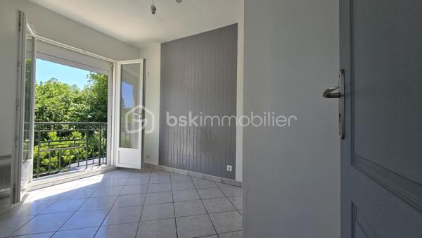 Venez vite découvrir cette charmante maison de 40 m² environ à étage, située dans un secteur calme, chemin privatif. 
Cette maison se situe à Poitiers, 6 minutes de la gare, 5 minutes du centre ville. 
Il est possible de prendre la voiture, ou les transports en communs ou à pieds. Proche de toutes les commodités.

Le bien est implanté sur une surface de 573 m² environ, il est composé :
- Entrée à l'étage par l'escalier
- Première pièce bureau
- Cuisine aménagée, équipée, four , plaque gaz, hotte
- Salon/salle à manger
- Une chambre
- Une salle d'eau, douche et wc sani-broyeur
Au sous sol, accès extérieur,

Points techniques:
- Chauffages électrique
- Volets roulants Electrique
- Huisseries double vitrage en partie, pvc et bois
- Micro station

Extérieur
- Portail
- Jardin clos, arborés, petite foret de bambous et accès ruisseau. 
- Calme sans vis à vis !!

Vous recherchez un bien pour créer votre art, un atelier, faire de la location ou en maison principale ? Appelez moi .