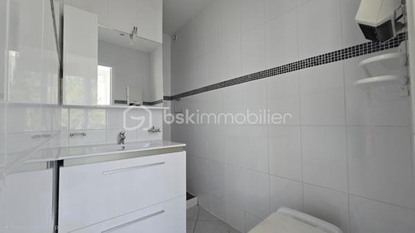 Venez vite découvrir cette charmante maison de 40 m² environ à étage, située dans un secteur calme, chemin privatif. 
Cette maison se situe à Poitiers, 6 minutes de la gare, 5 minutes du centre ville. 
Il est possible de prendre la voiture, ou les transports en communs ou à pieds. Proche de toutes les commodités.

Le bien est implanté sur une surface de 573 m² environ, il est composé :
- Entrée à l'étage par l'escalier
- Première pièce bureau
- Cuisine aménagée, équipée, four , plaque gaz, hotte
- Salon/salle à manger
- Une chambre
- Une salle d'eau, douche et wc sani-broyeur
Au sous sol, accès extérieur,

Points techniques:
- Chauffages électrique
- Volets roulants Electrique
- Huisseries double vitrage en partie, pvc et bois
- Micro station

Extérieur
- Portail
- Jardin clos, arborés, petite foret de bambous et accès ruisseau. 
- Calme sans vis à vis !!

Vous recherchez un bien pour créer votre art, un atelier, faire de la location ou en maison principale ? Appelez moi .