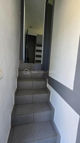 Venez vite découvrir cette charmante maison de 40 m² environ à étage, située dans un secteur calme, chemin privatif. 
Cette maison se situe à Poitiers, 6 minutes de la gare, 5 minutes du centre ville. 
Il est possible de prendre la voiture, ou les transports en communs ou à pieds. Proche de toutes les commodités.

Le bien est implanté sur une surface de 573 m² environ, il est composé :
- Entrée à l'étage par l'escalier
- Première pièce bureau
- Cuisine aménagée, équipée, four , plaque gaz, hotte
- Salon/salle à manger
- Une chambre
- Une salle d'eau, douche et wc sani-broyeur
Au sous sol, accès extérieur,

Points techniques:
- Chauffages électrique
- Volets roulants Electrique
- Huisseries double vitrage en partie, pvc et bois
- Micro station

Extérieur
- Portail
- Jardin clos, arborés, petite foret de bambous et accès ruisseau. 
- Calme sans vis à vis !!

Vous recherchez un bien pour créer votre art, un atelier, faire de la location ou en maison principale ? Appelez moi .