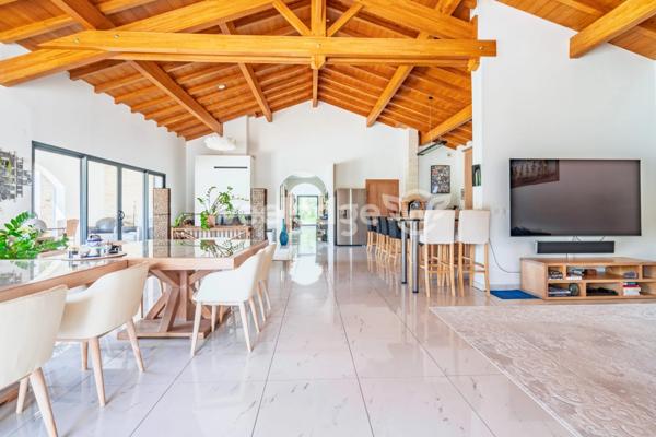 Maison à vendre 6 pièces de 270,56 m² à Urrugne