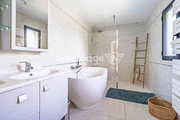 Maison à vendre 6 pièces de 270,56 m² à Urrugne