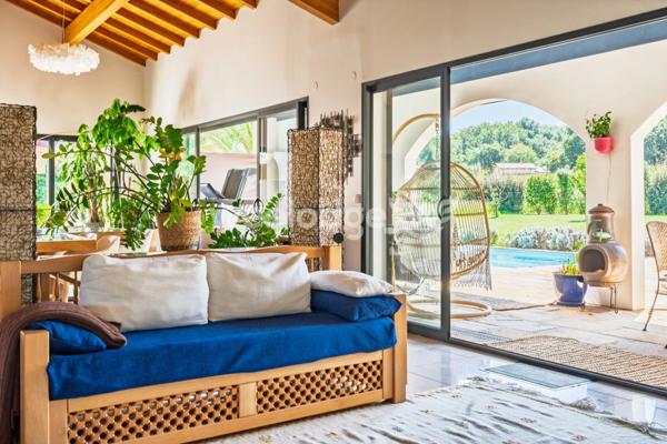 Maison à vendre 6 pièces de 270,56 m² à Urrugne