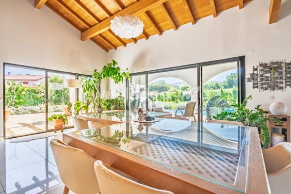 Maison à vendre 6 pièces de 270,56 m² à Urrugne
