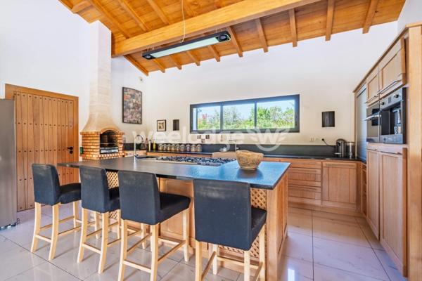 Maison à vendre 6 pièces de 270,56 m² à Urrugne