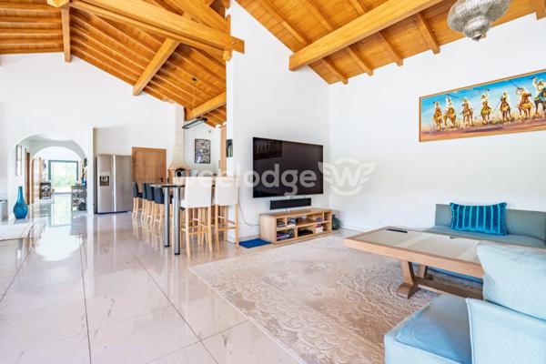 Maison à vendre 6 pièces de 270,56 m² à Urrugne