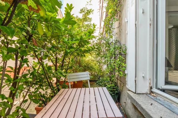 Vente                                                      Appartement
                        
                     3 pièces                      43 m2                     à Paris 18