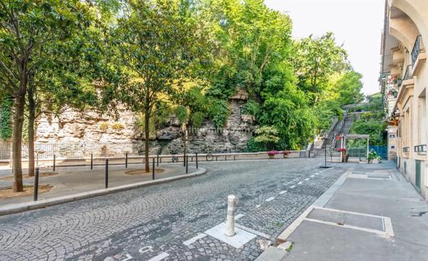 Vente                                                      Appartement
                        
                     3 pièces                      43 m2                     à Paris 18