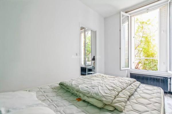 Vente                                                      Appartement
                        
                     3 pièces                      43 m2                     à Paris 18