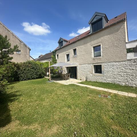 Maison
                                                                                                                                                                                                                                                                                                                        7 pièce(s)                                                                                                                                                                                                          3 chambre(s)                                                                                                                                                                                                          203  m²