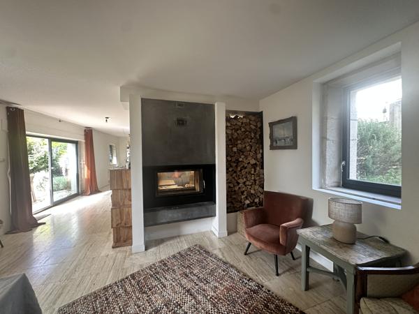 Maison
                                                                                                                                                                                                                                                                                                                        7 pièce(s)                                                                                                                                                                                                          3 chambre(s)                                                                                                                                                                                                          203  m²