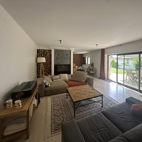 Maison
                                                                                                                                                                                                                                                                                                                        7 pièce(s)                                                                                                                                                                                                          3 chambre(s)                                                                                                                                                                                                          203  m²
