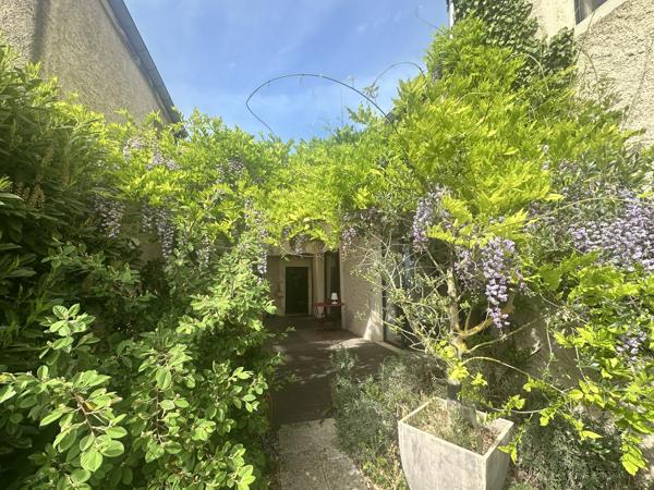 Maison
                                                                                                                                                                                                                                                                                                                        7 pièce(s)                                                                                                                                                                                                          3 chambre(s)                                                                                                                                                                                                          203  m²