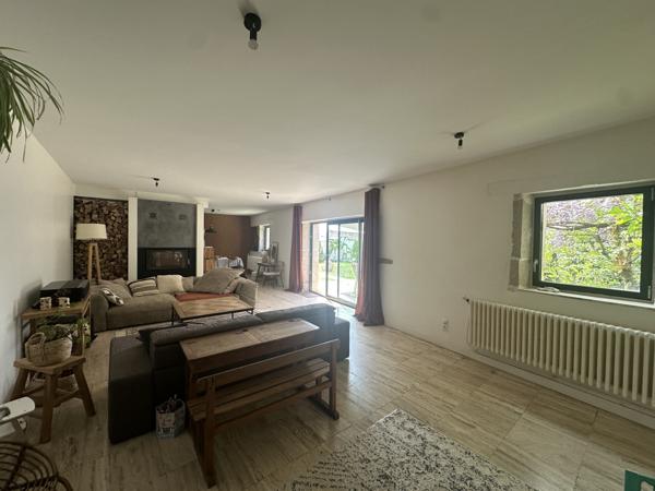 Maison
                                                                                                                                                                                                                                                                                                                        7 pièce(s)                                                                                                                                                                                                          3 chambre(s)                                                                                                                                                                                                          203  m²
