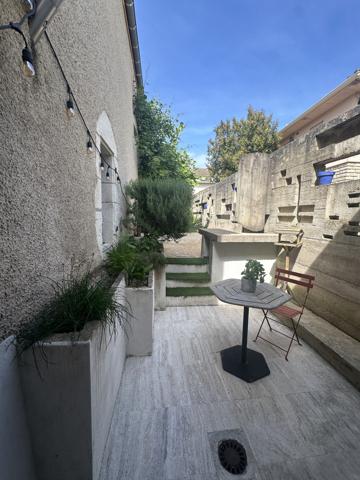 Maison
                                                                                                                                                                                                                                                                                                                        7 pièce(s)                                                                                                                                                                                                          3 chambre(s)                                                                                                                                                                                                          203  m²
