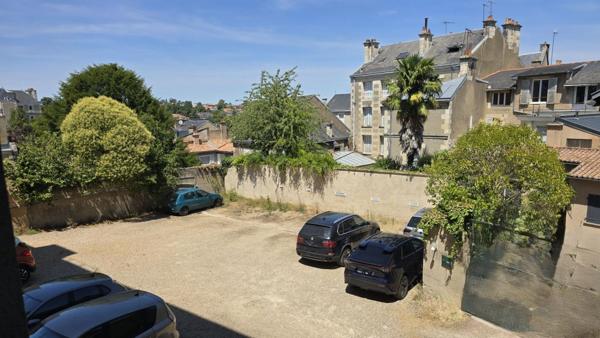 Poitiers Espace de 11 pièce(s)  d'environ 181 m2 divisible avec stationnement