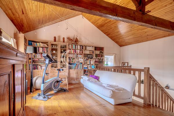 Propriete
                                                                                                                                                                                                                                                                                                                        6 pièce(s)                                                                                                                                                                                                          3 chambre(s)                                                                                                                                                                                                          162  m²