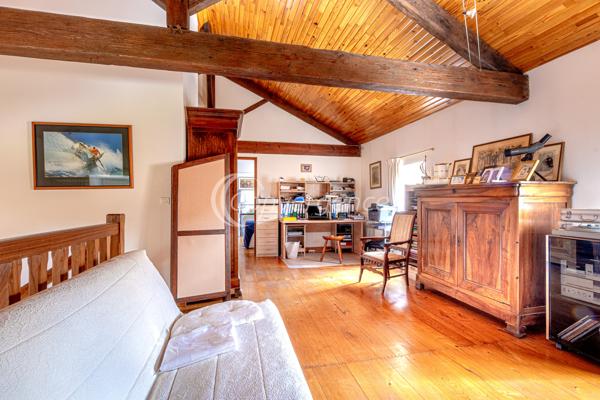 Propriete
                                                                                                                                                                                                                                                                                                                        6 pièce(s)                                                                                                                                                                                                          3 chambre(s)                                                                                                                                                                                                          162  m²